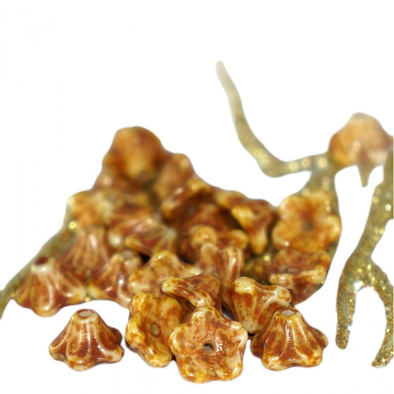 Malé korálky z českého skla ve tvaru zvonečku-kytičky průhledné, čiré, světle hnědé, jantarové, rozměry 7 mm x 4 mm 20 kusů