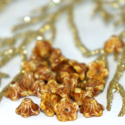 Malé korálky z českého skla ve tvaru zvonečku-kytičky průhledné, čiré, světle hnědé, jantarové, rozměry 7 mm x 4 mm 20 kusů
