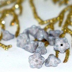 Drobné korálky Picasso z českého skla ve tvaru zvonečku-kytičky neprůhledné, šedivé, rozměry 7 mm x 4 mm 20 kusů