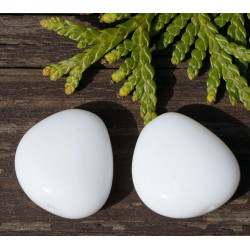 Tvarované korálky z českého skla neprůhledné, bílé, zaoblený trojúhelník rozměry 18 mm x 17 mm 2 kusy