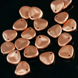 Korálky PRECIOSA z českého skla ve tvaru okvětních lístků, ploché, matné, růžové, měděné, Valentýn rozměry 8 mm x 7 mm 50 kusů