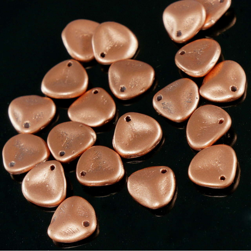 Korálky PRECIOSA z českého skla ve tvaru okvětních lístků, ploché, matné, růžové, měděné, Valentýn rozměry 8 mm x 7 mm 50 kusů