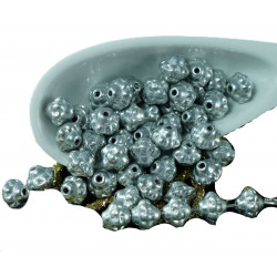 Drobné tvarované korálky z českého skla neprůhledné, matně stříbrné, kytička rozměry 5 mm x 6 mm 40 kusů