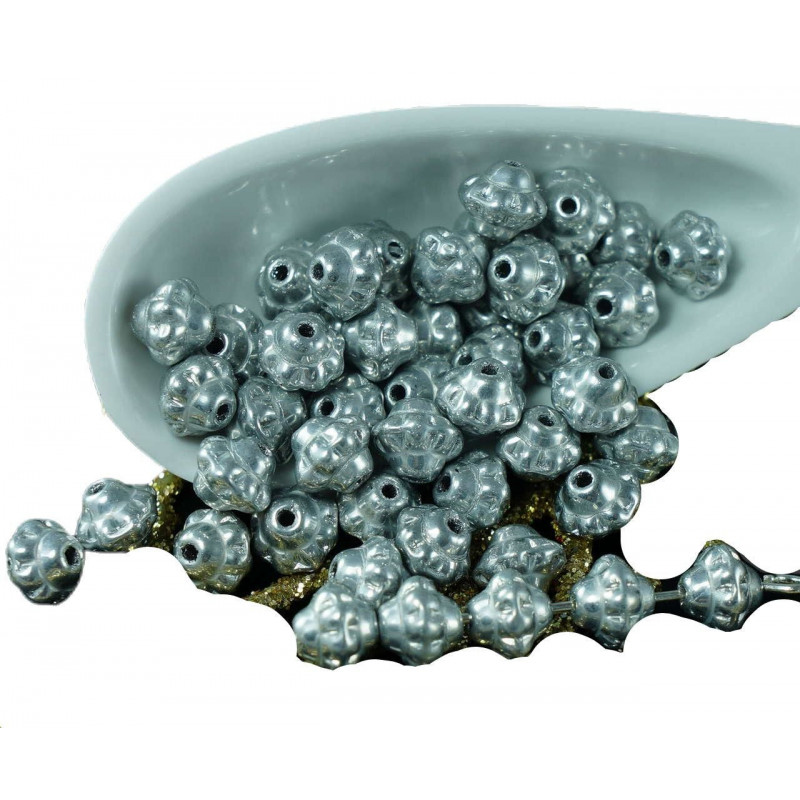 Drobné tvarované korálky z českého skla neprůhledné, matně stříbrné, kytička rozměry 5 mm x 6 mm 40 kusů