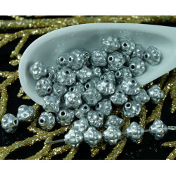 Drobné tvarované korálky z českého skla neprůhledné, matně stříbrné, kytička rozměry 5 mm x 6 mm 40 kusů