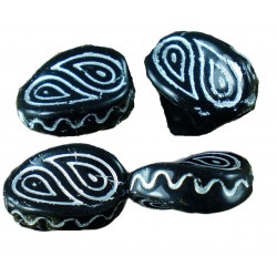 Oválné zvlněné korálky černé se stříbrným motivem rozměry 17 mm x 10 mm 6 kusů