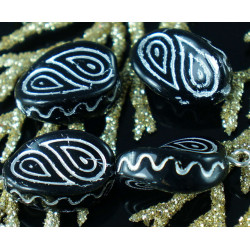 Oválné zvlněné korálky černé se stříbrným motivem rozměry 17 mm x 10 mm 6 kusů