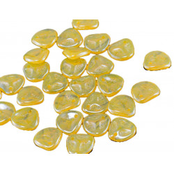 Korálky z českého skla ve tvaru okvětních lístků, ploché, žluté s odlesky rozměry 7 mm x 8 mm 50 kusů