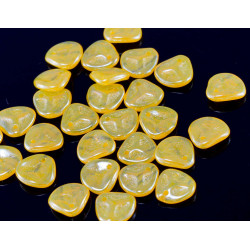 Korálky z českého skla ve tvaru okvětních lístků, ploché, žluté s odlesky rozměry 7 mm x 8 mm 50 kusů