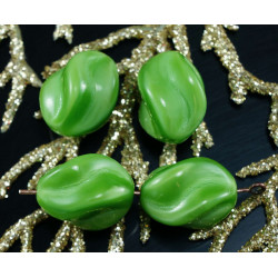 Velké zvlněné oválné korálky z českého skla neprůhledné, zelené, rozměry 15 mm x 12 mm 6 kusů