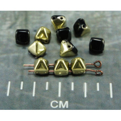 Malé korálky ve tvaru pyramidy z českého skla dvoubarevné: černé a zlaté, se dvěma dírkami rozměry 6mm x 6mm 16 ks