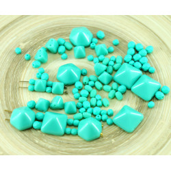 Malé korálky ve tvaru pyramidy z českého skla neprůhledné, tyrkysově zelené, se dvěma dírkami rozměry 6mm x 6mm 16 ks