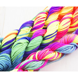 Nylonový provázek kroucený, kulatý, cop mix duhových barev Shamballa Kumihimo průměr 1, 5 mm délka 18 metrů