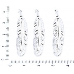 Dlouhý kovový přívěsek ve tvaru pírka stříbrný, ptačí peří, rozměry 40 mm x 10 mm dírka 1 mm 2 kusy