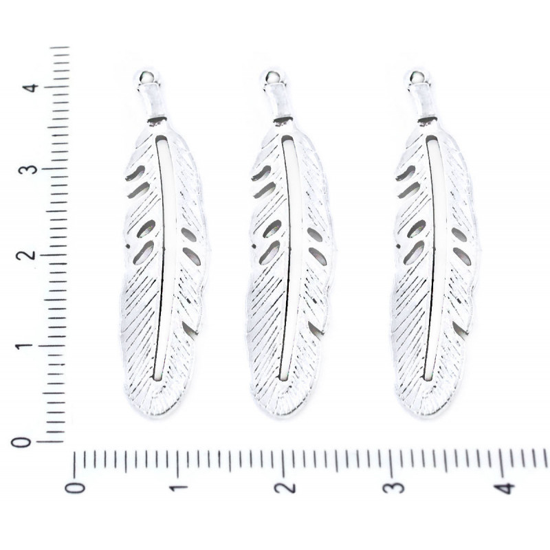 Dlouhý kovový přívěsek ve tvaru pírka stříbrný, ptačí peří, rozměry 40 mm x 10 mm dírka 1 mm 2 kusy