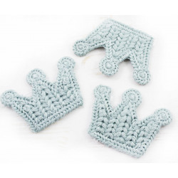Háčkovaná královská koruna plochá, nášivka tyrkysově modrá, komponenty pro vyrábění, tvoření, velikost 45 mm x 32 mm 8 kusů