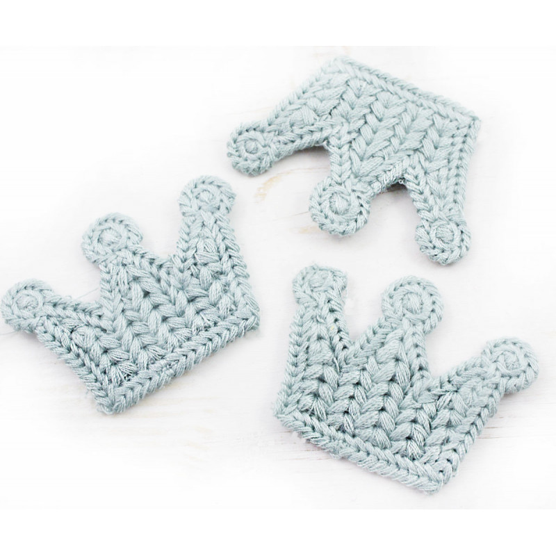 Háčkovaná královská koruna plochá, nášivka tyrkysově modrá, komponenty pro vyrábění, tvoření, velikost 45 mm x 32 mm 8 kusů