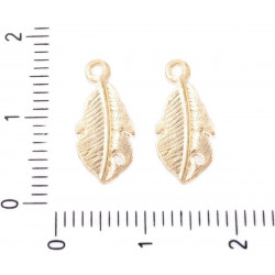 Kovový přívěsek ve tvaru pírka pozlacený, ptačí peří, oboustranné, rozměry 15 mm x 7 mm dírka 1 mm 12 kusů
