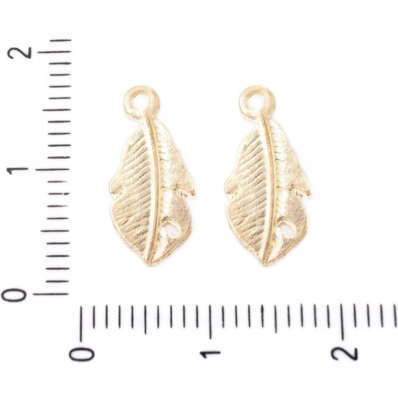Kovový přívěsek ve tvaru pírka pozlacený, ptačí peří, oboustranné, rozměry 15 mm x 7 mm dírka 1 mm 12 kusů