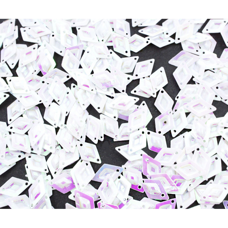 Ploché konfety ve tvaru kosočtverců, flitry bílé, s odlesky k vyšívání, výroba dvě dírky velikost 10 mm x 7 mm dírka 1 mm 20 g