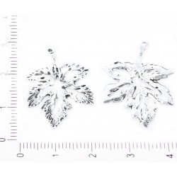 Kovový přívěsek ve tvaru plochého javorového listu stříbrný starožitný vzhled rozměry 28 mm x 22 mm dírka 2 mm 2 kusy