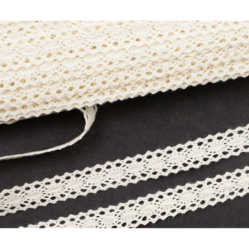Háčkovaná bavlněná stužka krajka slonovinově krémová, svatební stuha družička šířka 10 mm délka 1 metr