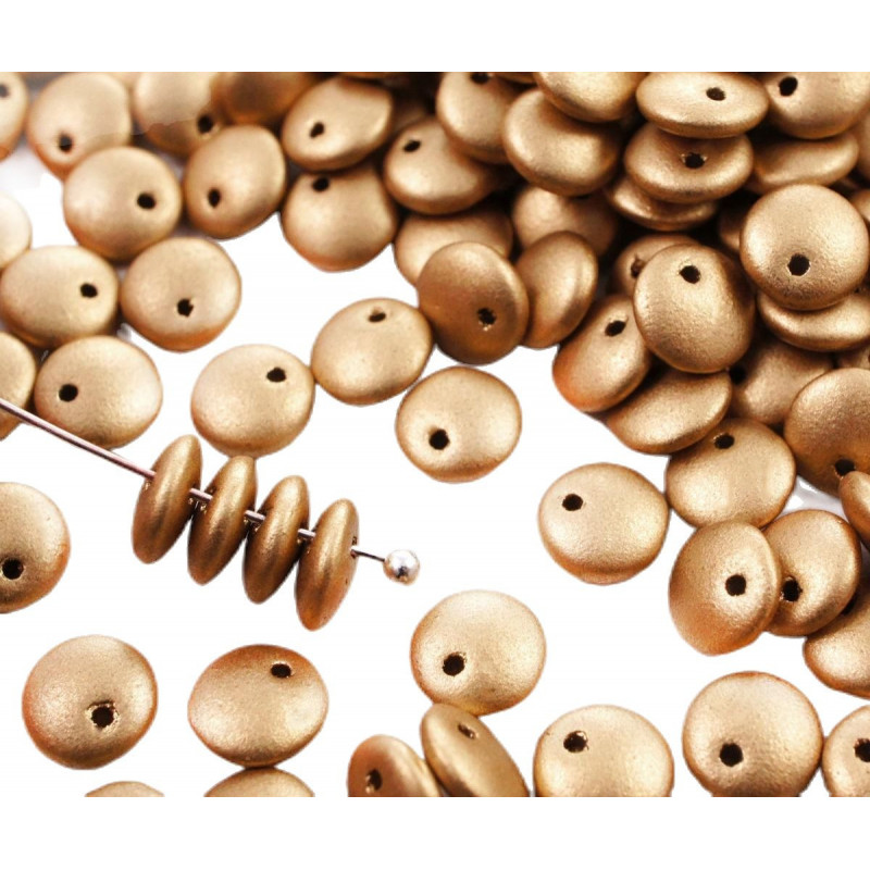 Kulaté korálky z českého skla ploché, neprůhledné, matné, kovově světle zlaté, ve tvaru čočky jedna dírka mimo střed průměr 6