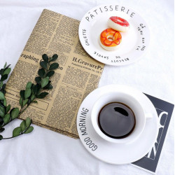 Srolovaný starý vintage novinový papír podklad noviny rozměry 75 cm x 52 cm