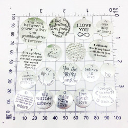 Kraftika mix přívěsků - štítky s nápisy pro tvoření náramků, řetízků, náhrdelníků, náušnic stříbrné, 31 kusů