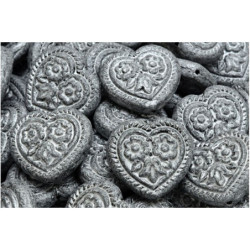 2 ks Stříbrná bílá Patina srdce s květinami Srdcové kroužky české sklo 17mm x 17mm